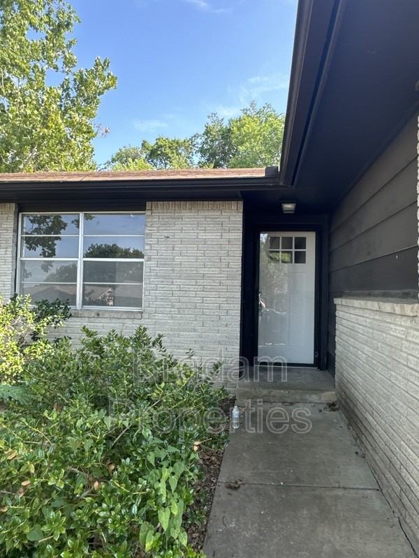 8506 E 56th St - Photo 2 of 18