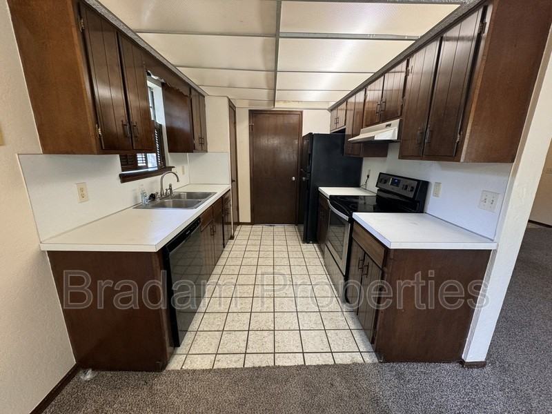 8506 E 56th St - Photo 6 of 18