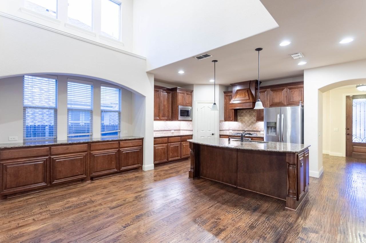 2409 Lynbridge Dr - Photo 3 of 25