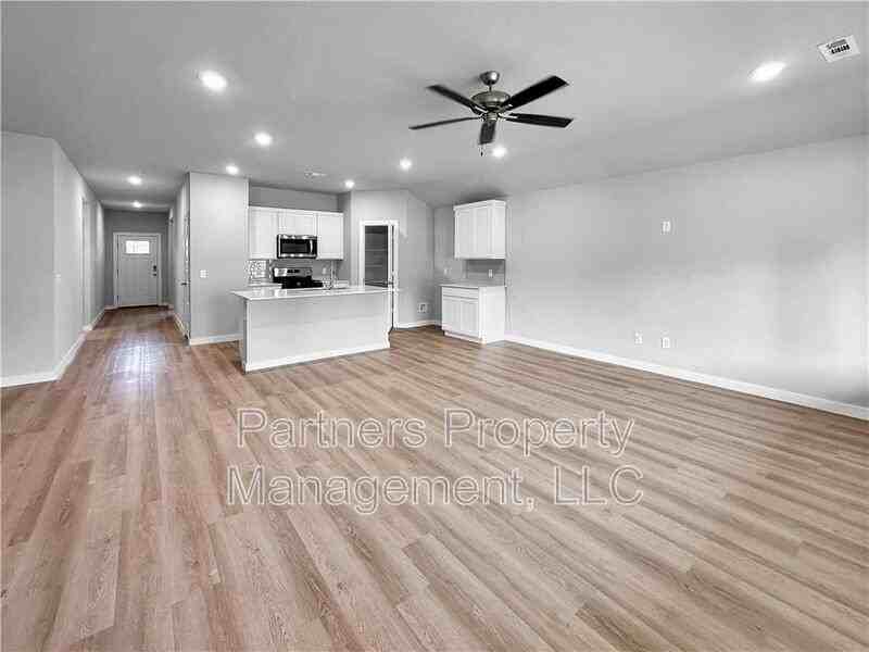 4390 W Glacier St - Photo 3 of 15