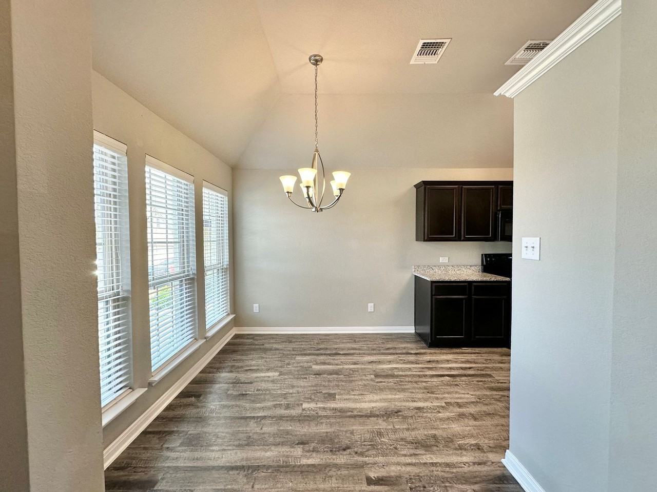 609 Hobby Rd - Photo 4 of 34