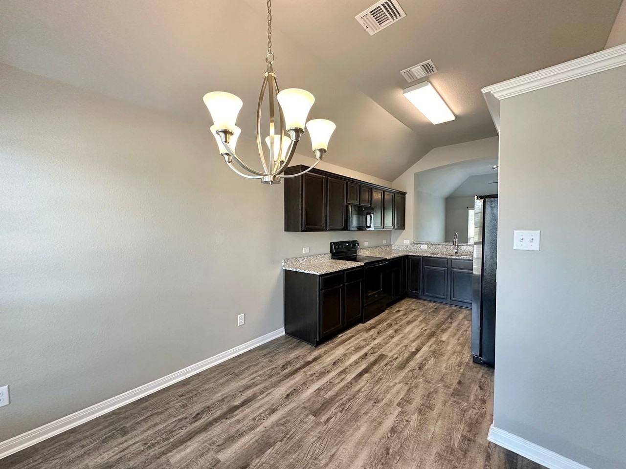 609 Hobby Rd - Photo 5 of 34