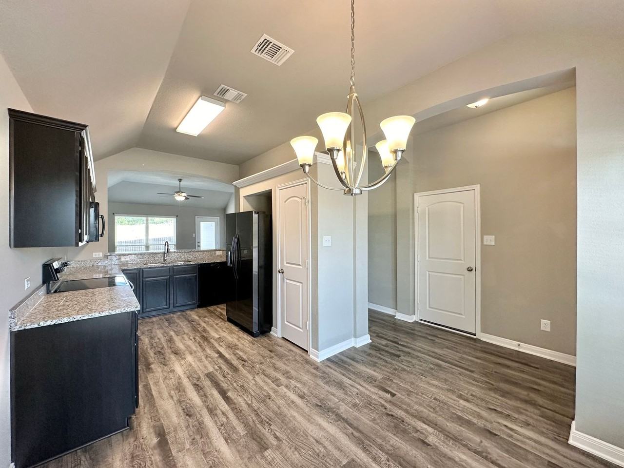 609 Hobby Rd - Photo 6 of 34