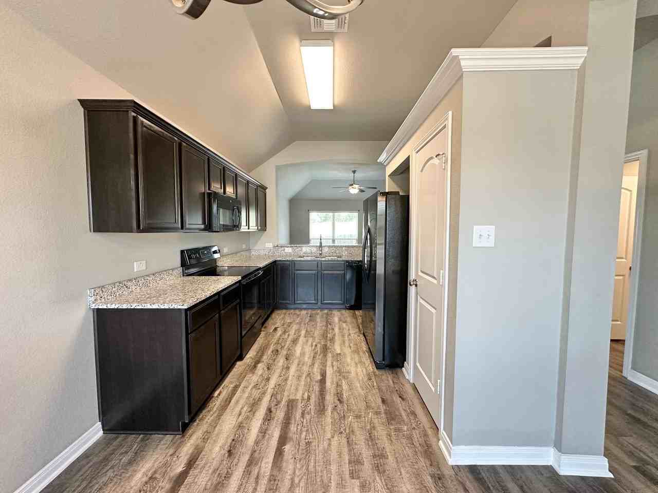 609 Hobby Rd - Photo 7 of 34