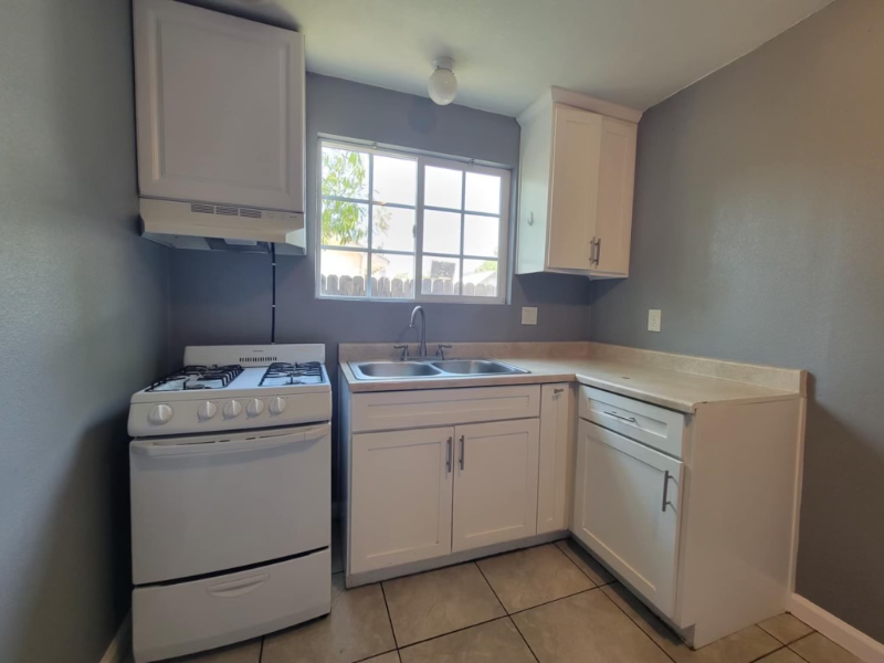204 1/2 E 10th St #REAR - Photo 3 of 32