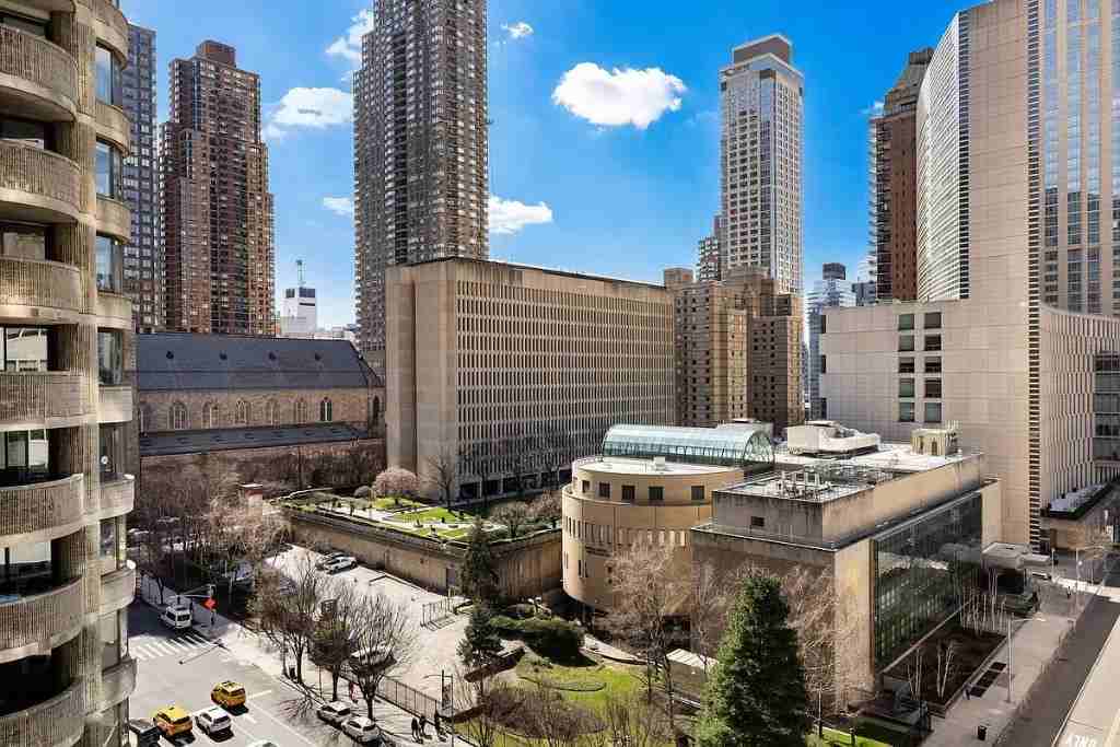 W 62nd St #10H - Photo 3 of 9