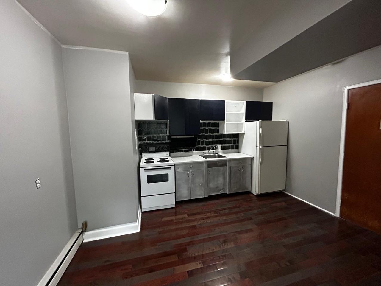 211 Garside Avenue South 8 - Photo 2 of 10