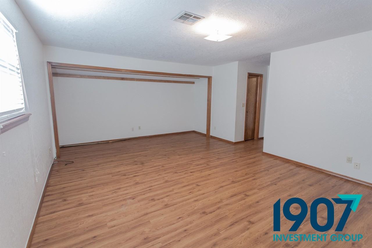 8221 Nw 112th St - Photo 3 of 34