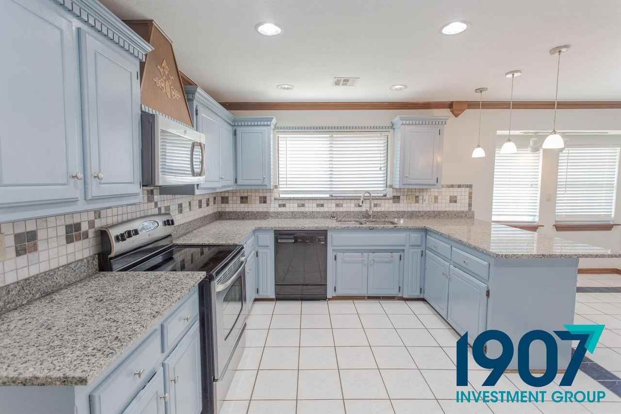 8221 Nw 112th St - Photo 2 of 34