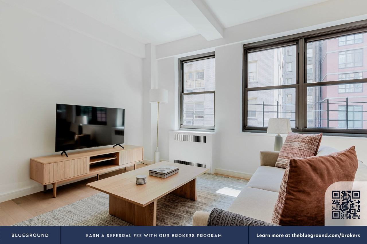 340 East 52nd Street - Photo 5 of 24