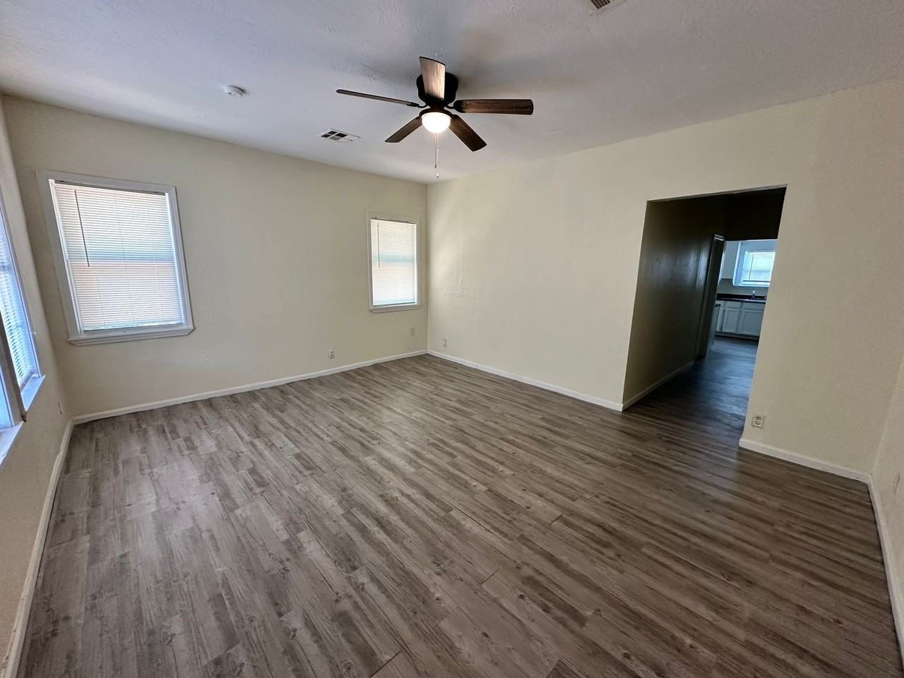 1434 Ne 29th St - Photo 2 of 19