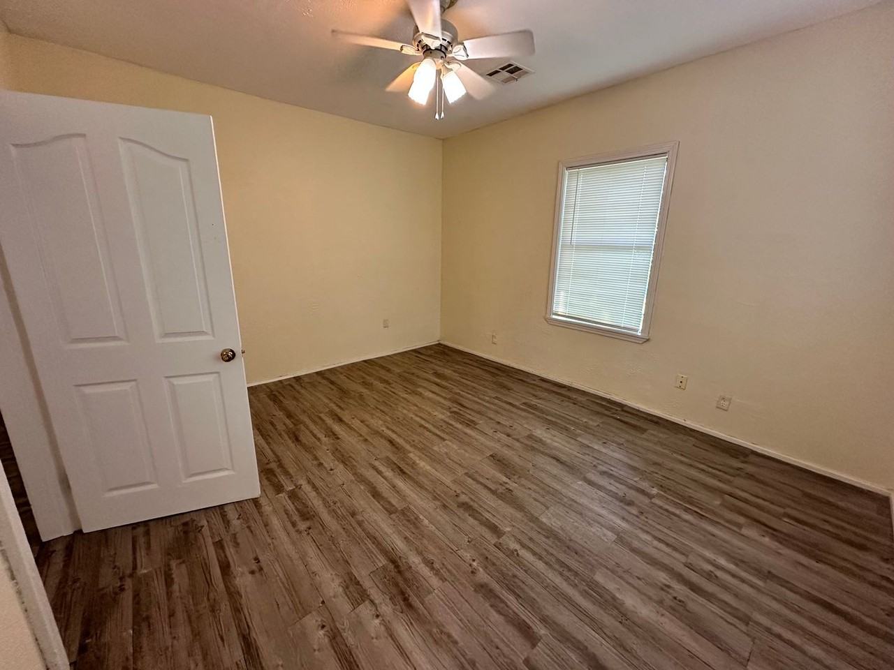 1434 Ne 29th St - Photo 3 of 19