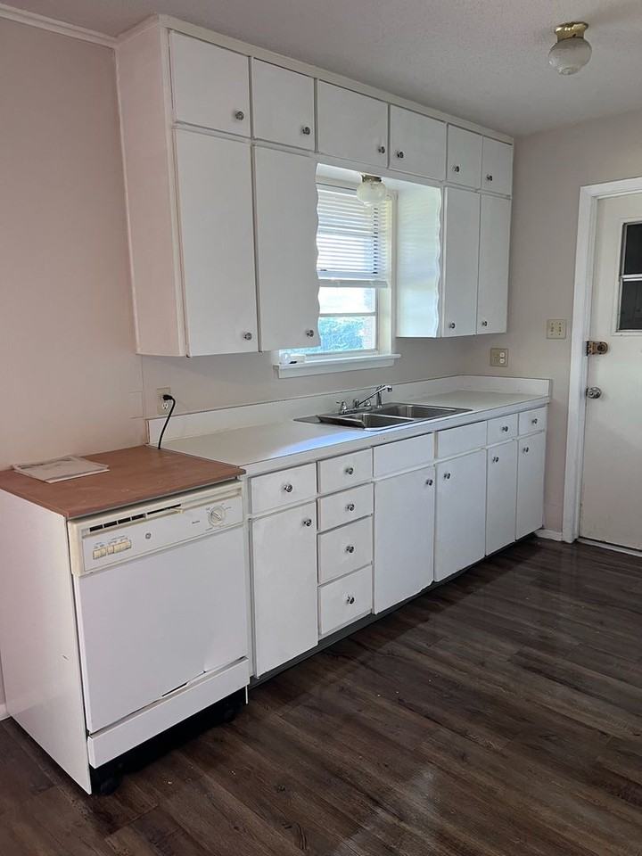 1217 Briarwood Dr - Photo 3 of 16