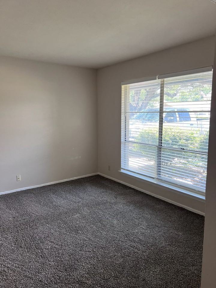 1217 Briarwood Dr - Photo 5 of 16