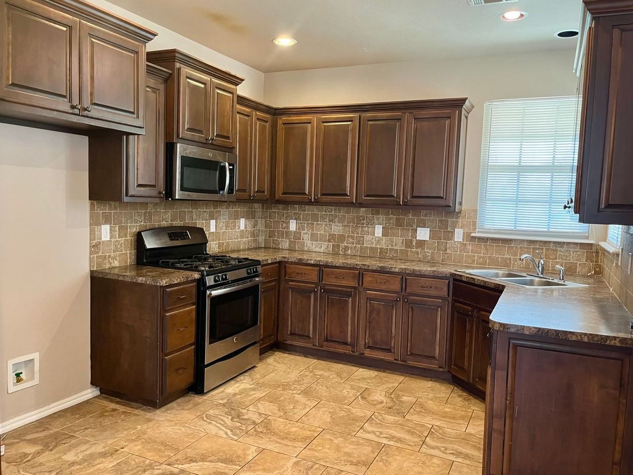 11406 Nw 121st Pl - Photo 4 of 21