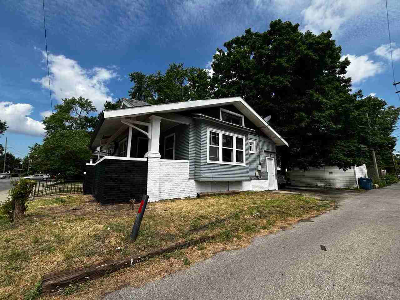 511 E Ash St - Photo 2 of 4