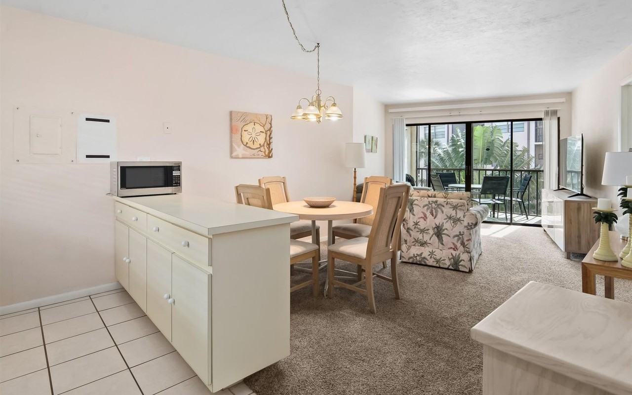 1027 Anglers Cv - Photo 2 of 9