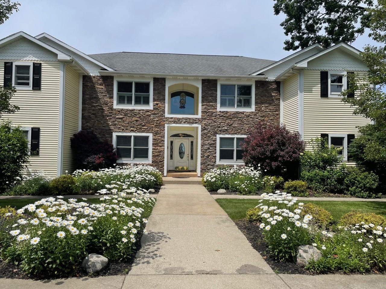 851 N Lakeshore Dr - Photo 2 of 16