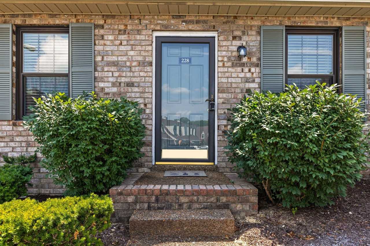 228 Deerpoint Ct - Photo 2 of 22