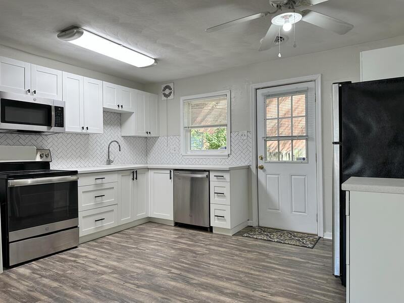 852 48th St #B - Photo 3 of 11