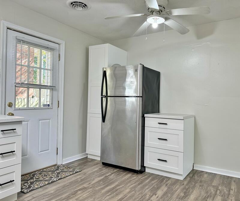 852 48th St #B - Photo 4 of 11