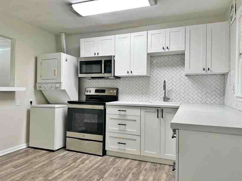 852 48th St #B - Photo 5 of 11