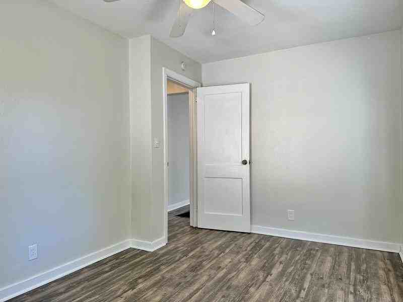 852 48th St #B - Photo 7 of 11