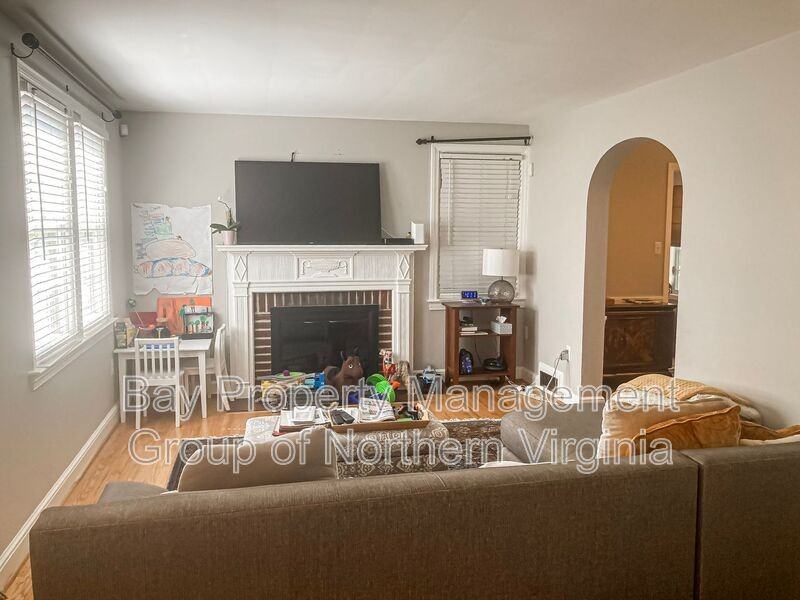 1105 N Illinois St - Photo 2 of 17
