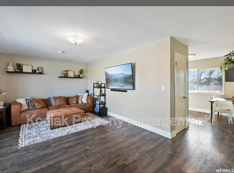516 E St - Photo 5 of 26