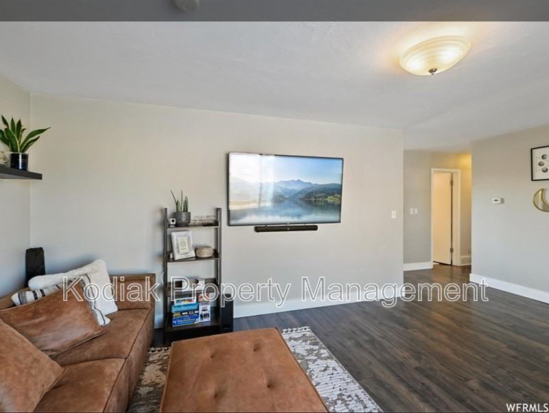 516 E St - Photo 6 of 26