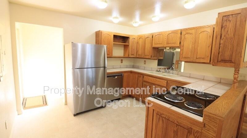 524 Ne Olney Ave #2 - Photo 3 of 14