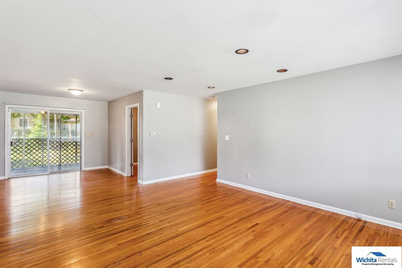 8125 E Zimmerly St - Photo 6 of 16