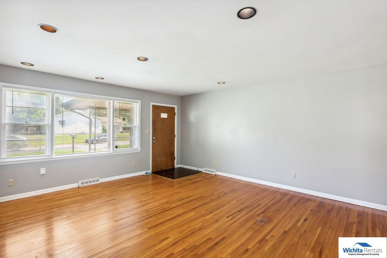 8125 E Zimmerly St - Photo 7 of 16