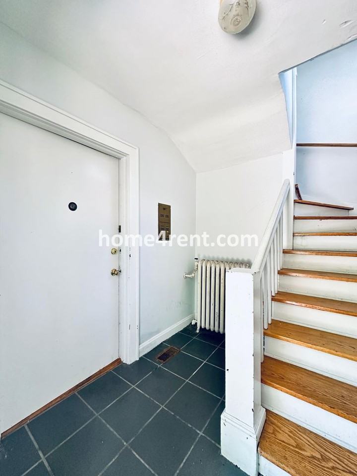 311A W 51st St - Photo 3 of 32