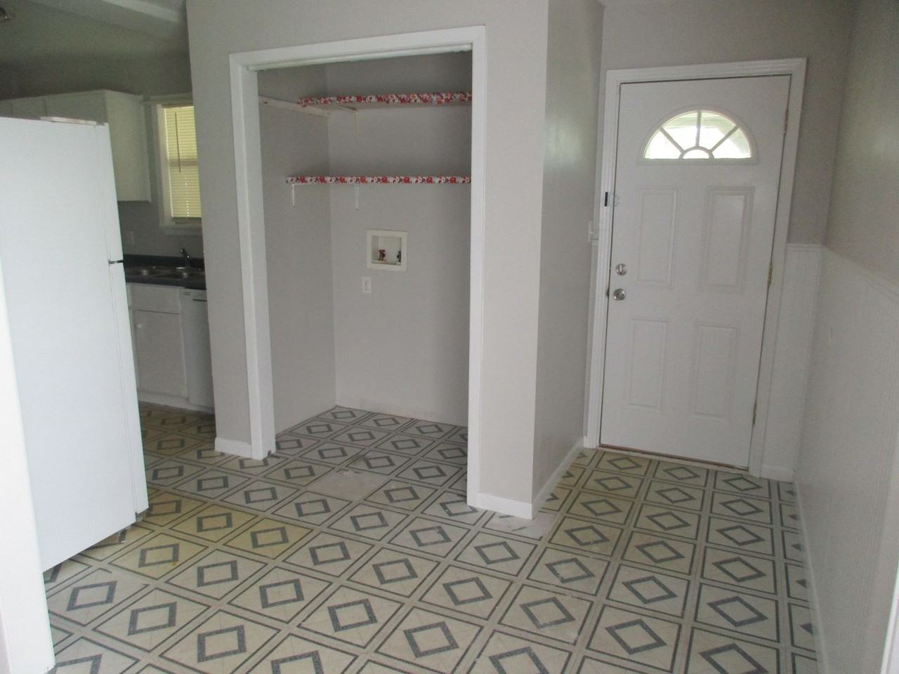 104 N Howe St - Photo 2 of 14