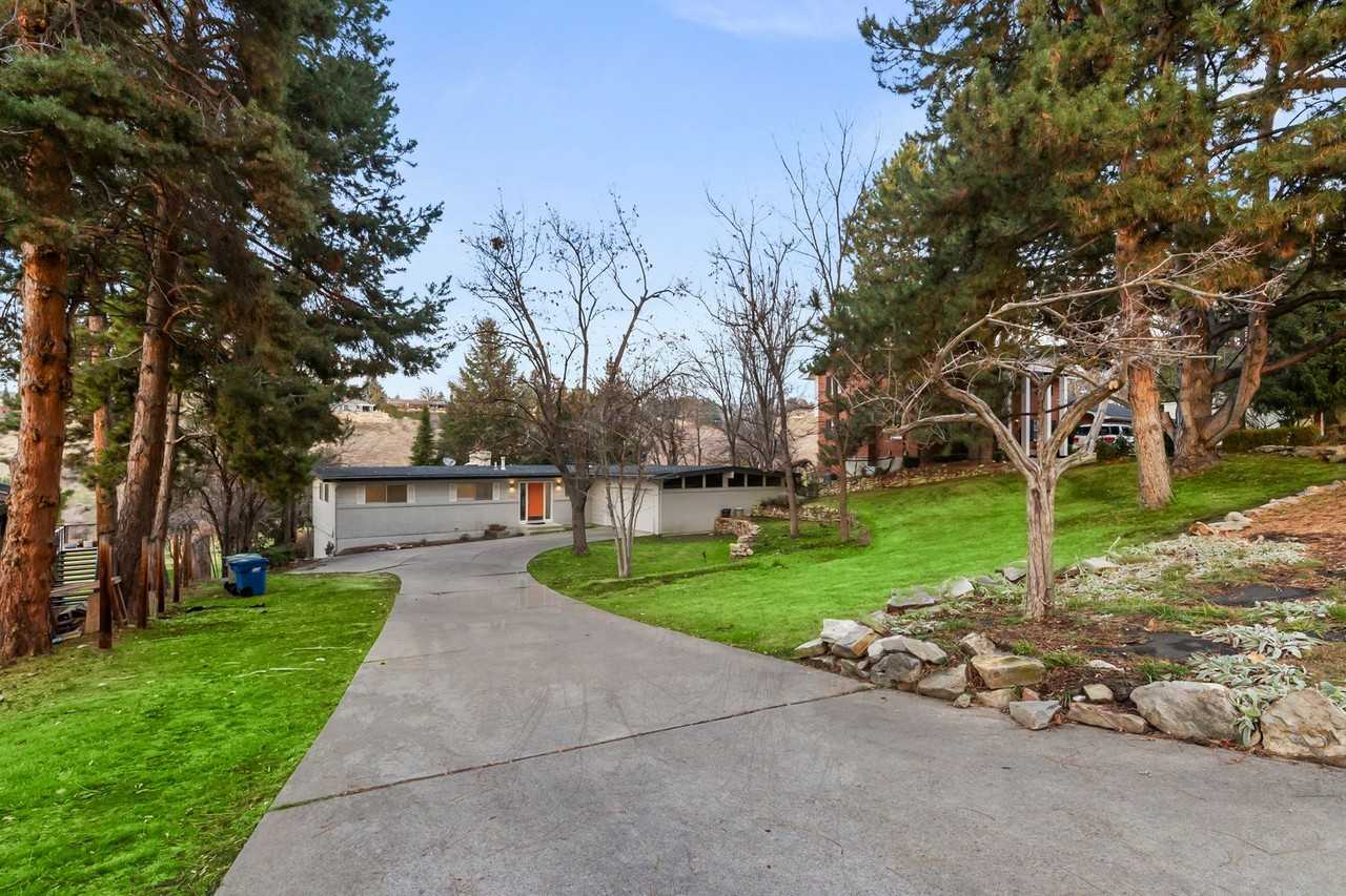 320 E Curling Dr - Photo 2 of 36