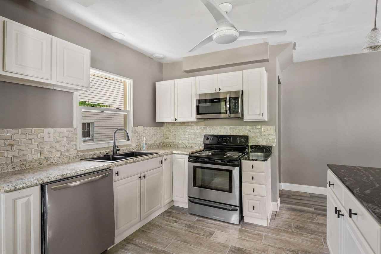 135 W Hudson Ave - Photo 2 of 34