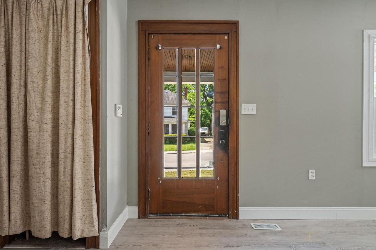 135 W Hudson Ave - Photo 6 of 34