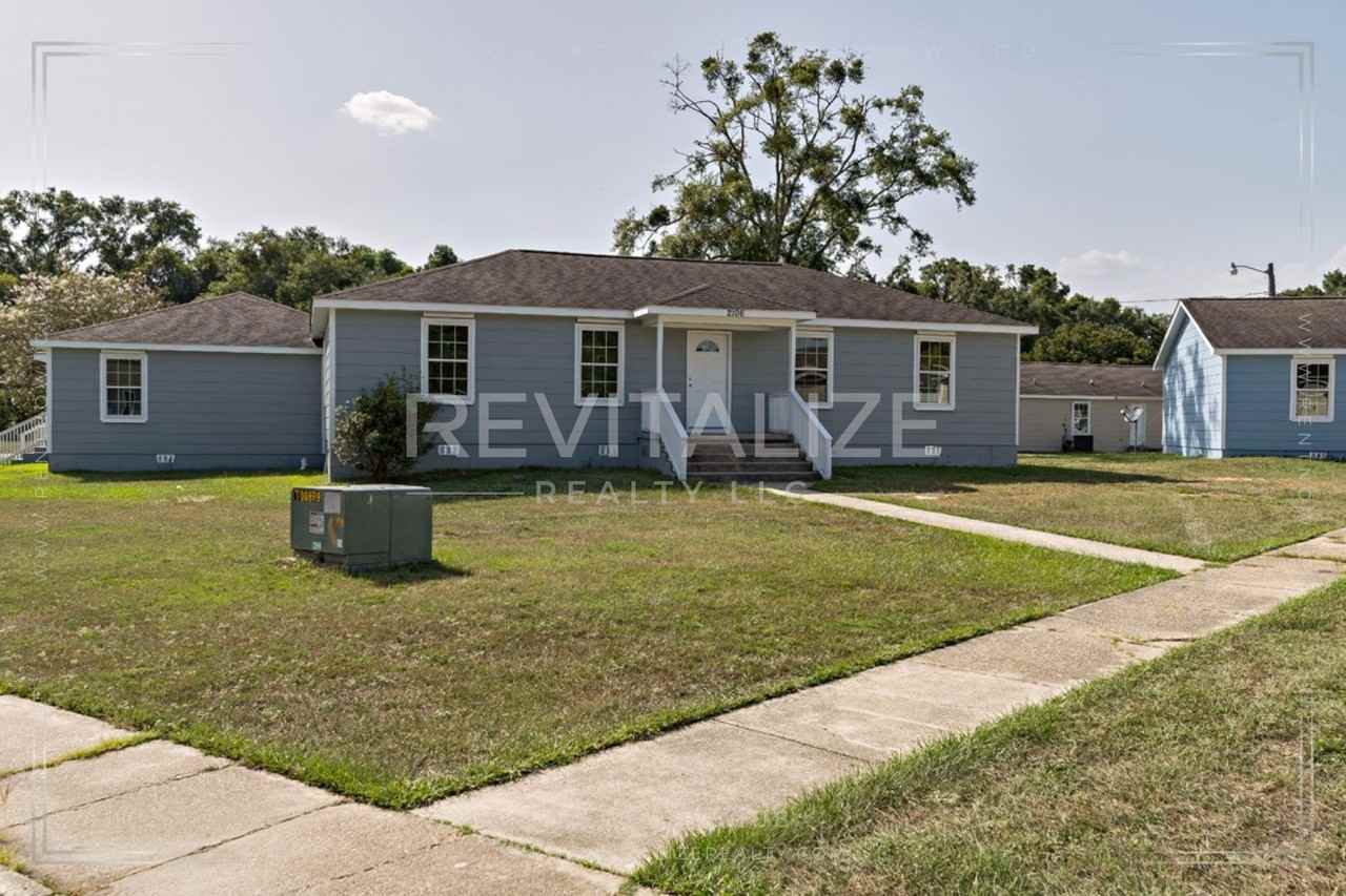 1055 W Woodlawn Dr - Photo 2 of 14