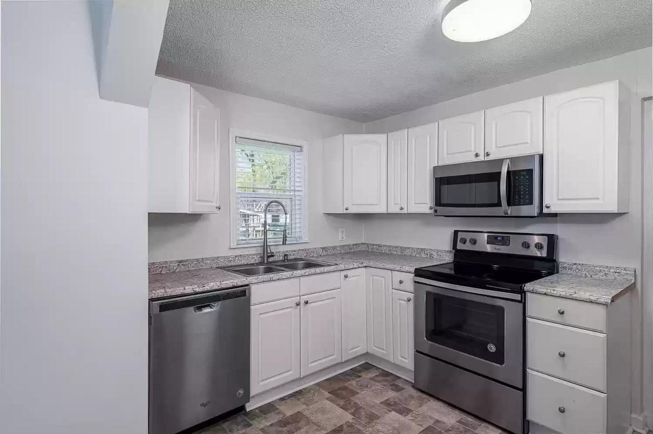 1648 Waterhouse St - Photo 3 of 11