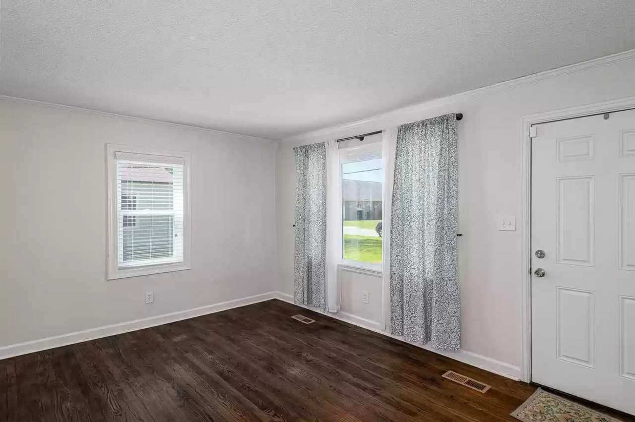 1648 Waterhouse St - Photo 7 of 11
