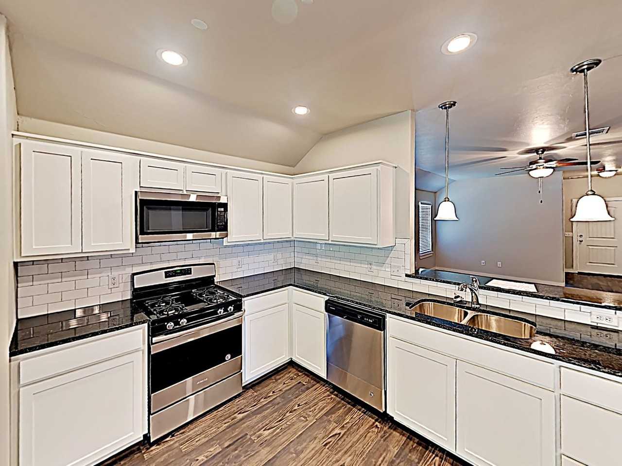 1045 Creekside Dr - Photo 4 of 12