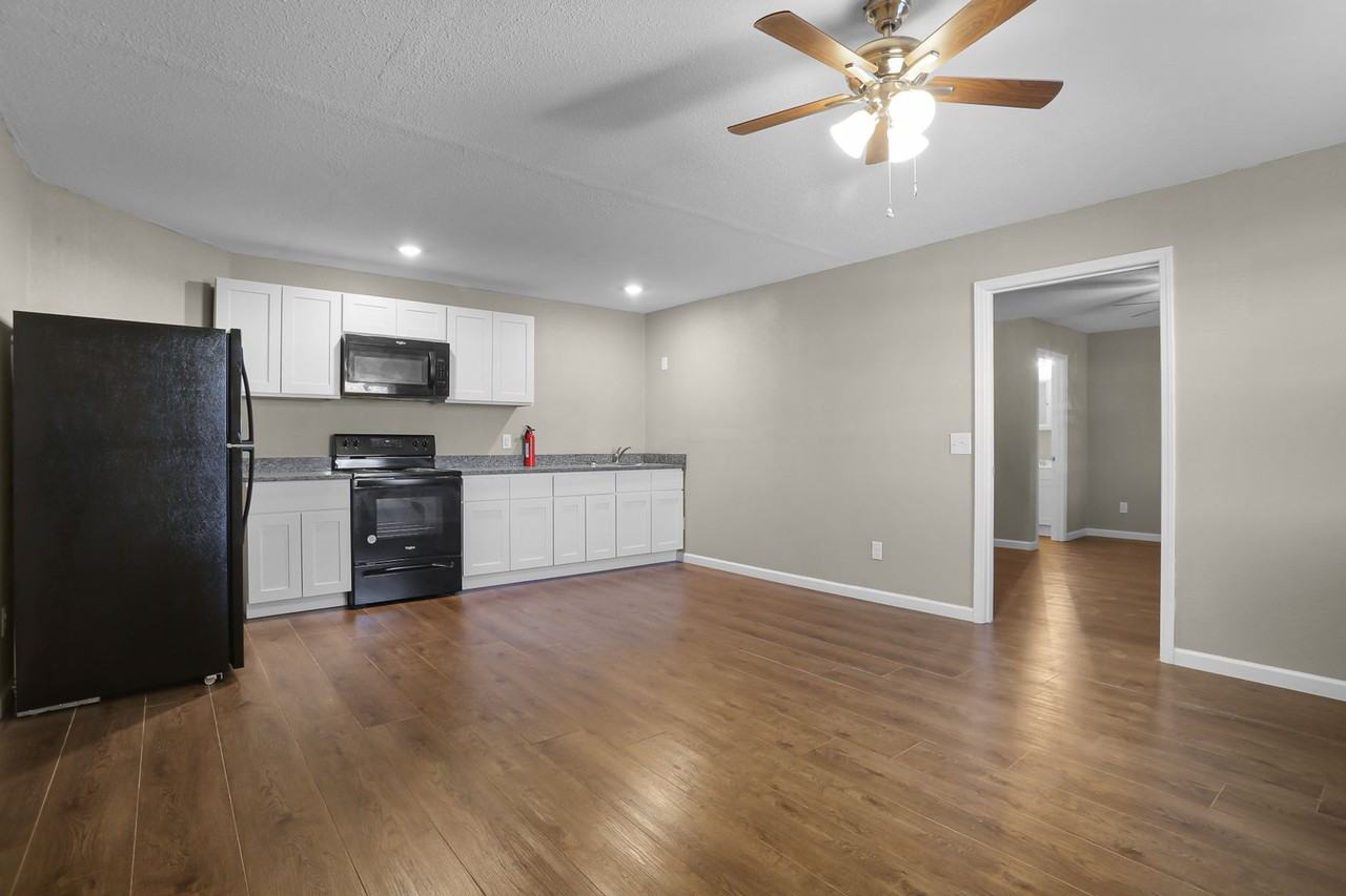 Sunshine Apartments - Photo 5 of 18