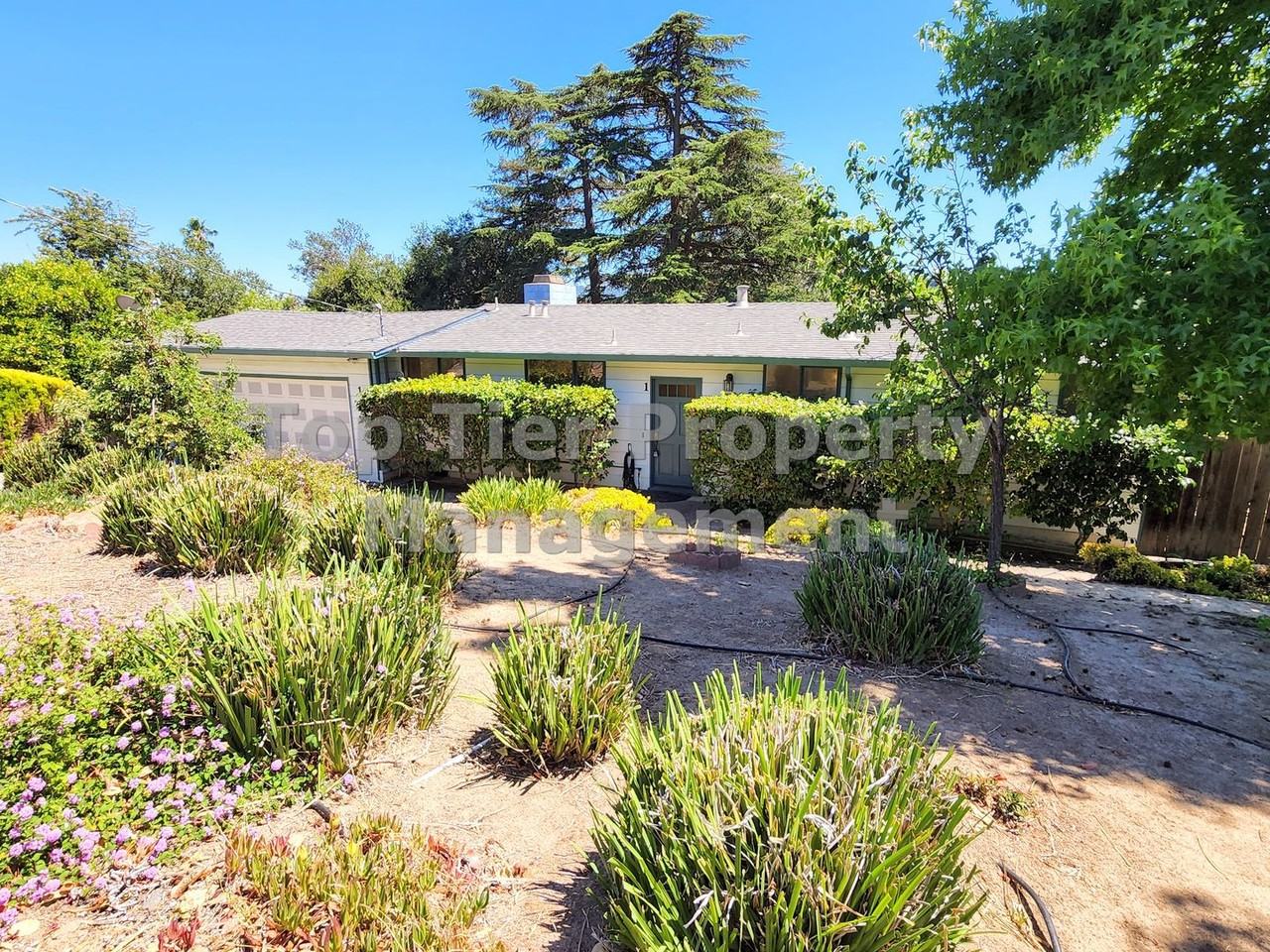 1 Lincolnshire Ct - Photo 2 of 32