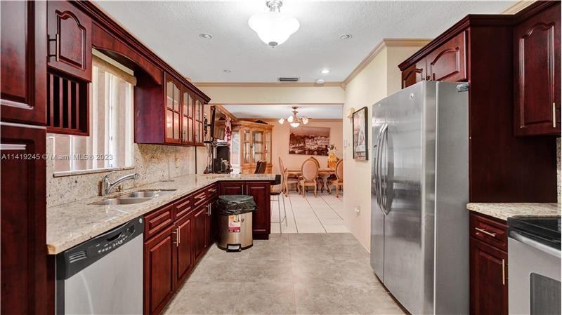 470 Ne 127th St - Photo 2 of 12