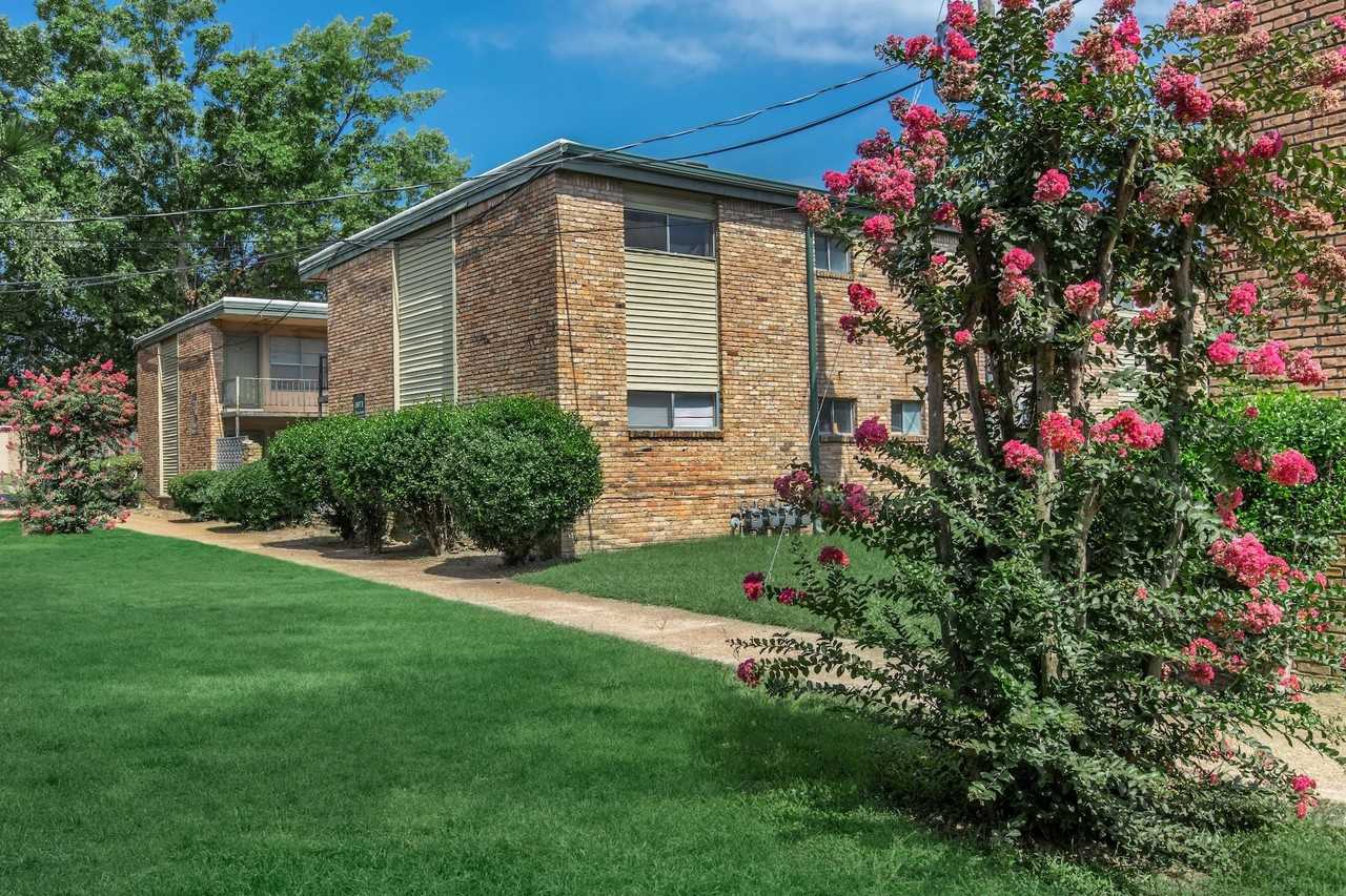 University Gardens Manor - Photo 2 of 50