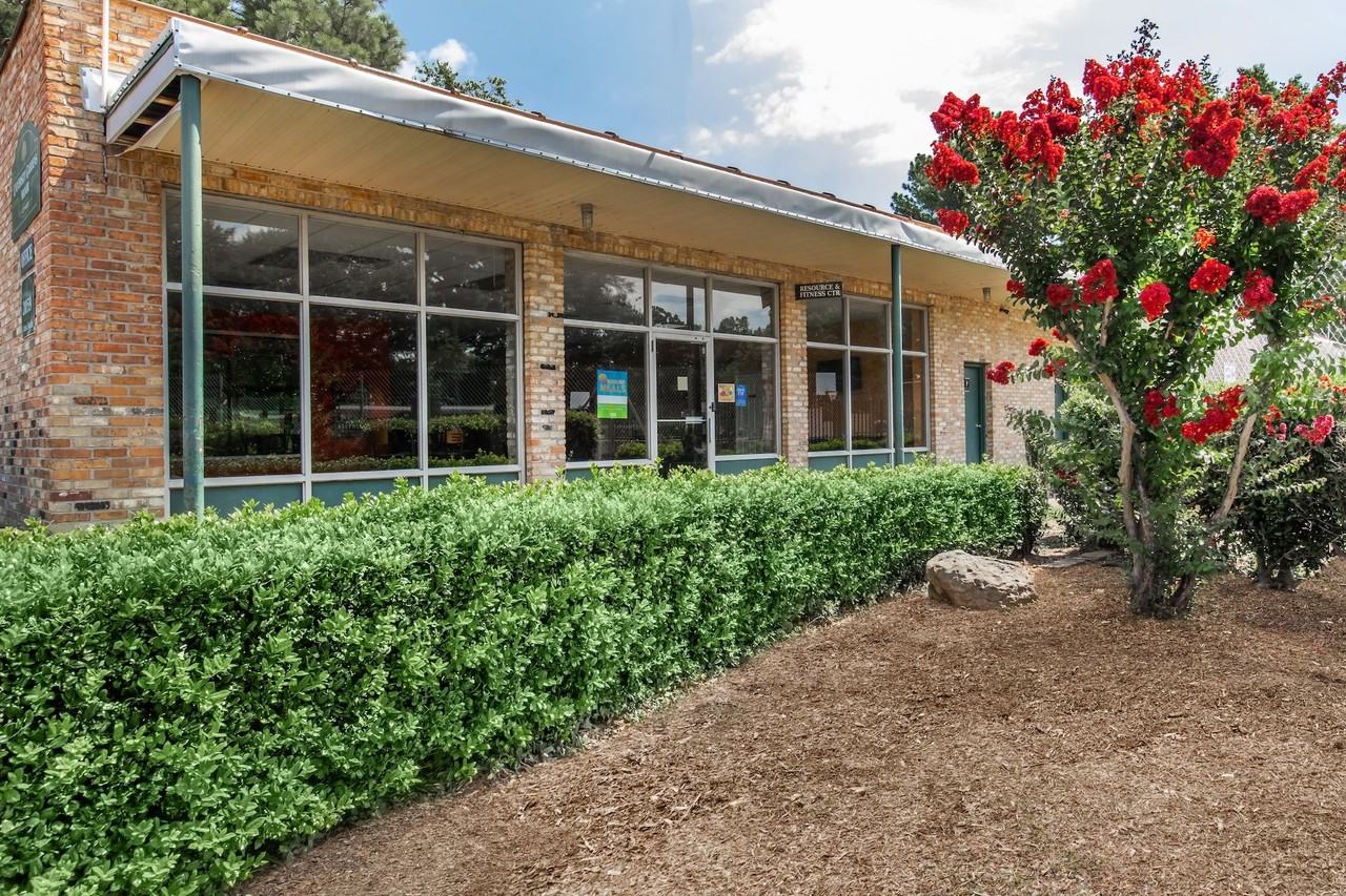 University Gardens Manor - Photo 5 of 50