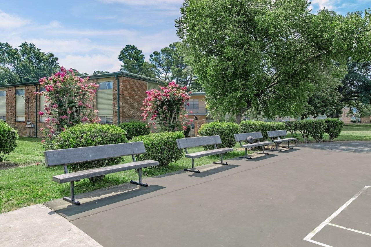 University Gardens Manor - Photo 6 of 50