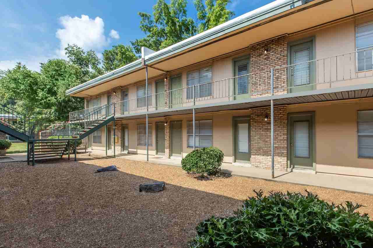 University Gardens Manor - Photo 7 of 50