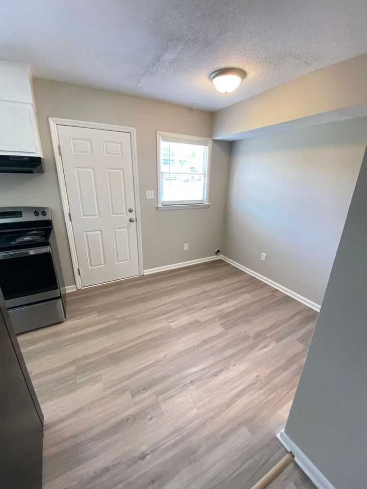 Oakwood Villa Apartments - Photo 6 of 34